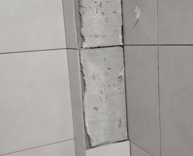 大观瓷砖空鼓维修公司分享下瓷砖施工前基层浇水润湿程度不足，可能导致以下问题