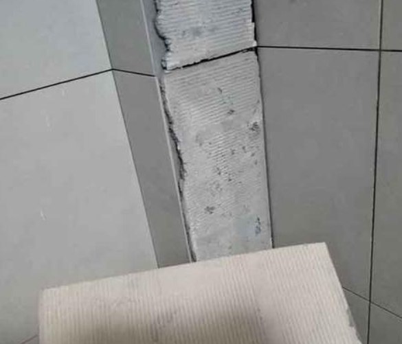 大观瓷砖空鼓维修公司分享下厨房瓷砖脱落的补救措施。